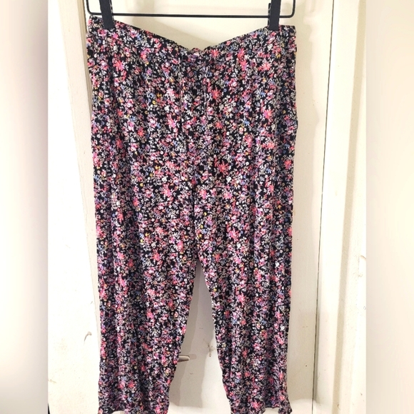 Secret Treasures‎ Capri Style Floral Pajama Bottoms Size Small - Picture 1 of 4